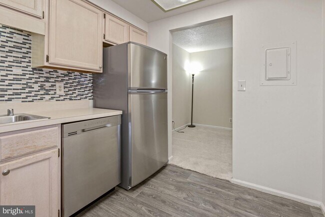 Building Photo - 7640 Provincial Dr