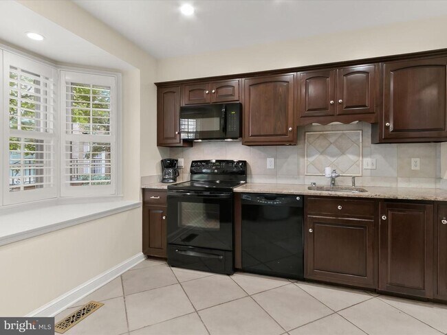 Building Photo - 4424 Westover Pl NW