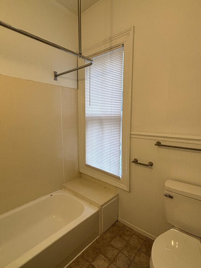 Building Photo - 403 W Hampton Ave