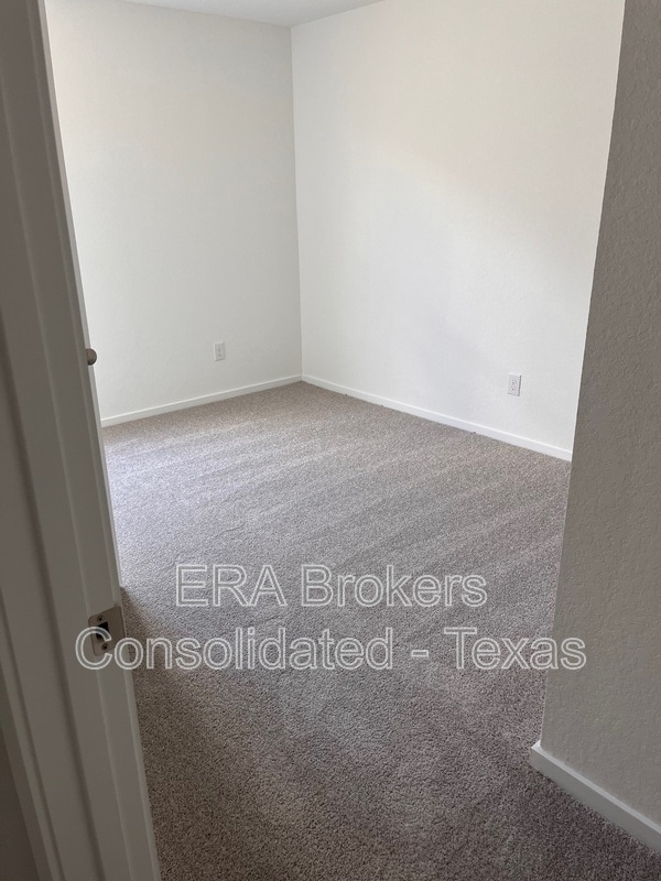 Building Photo - 511 Sarah Wy