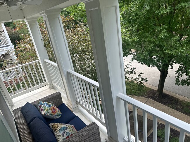 Building Photo - 3 Bed, 2.5 Bath Garden Home in Lakewood Subdivision – Available 8/1