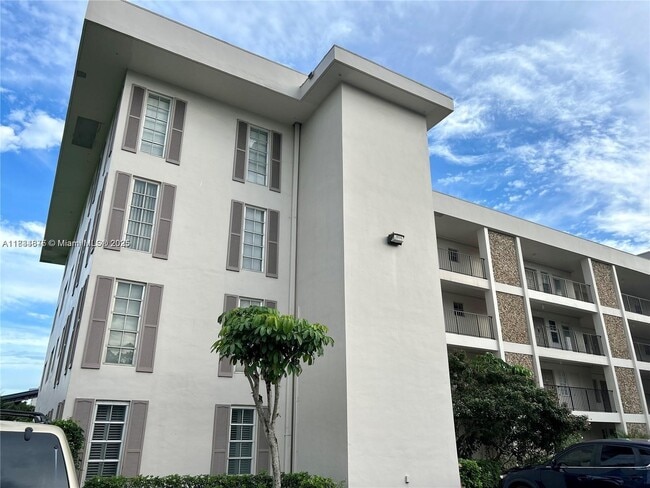 Building Photo - 2900 N Palm Aire Dr