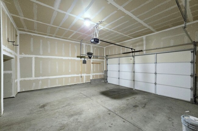 Building Photo - Single Family 4 Bed/2.5 Bath Home in Lake ...