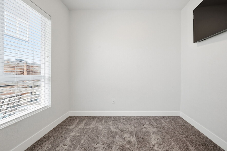 3rd Non-Conforming Bedroom/Office - 5528 W 10th Pl