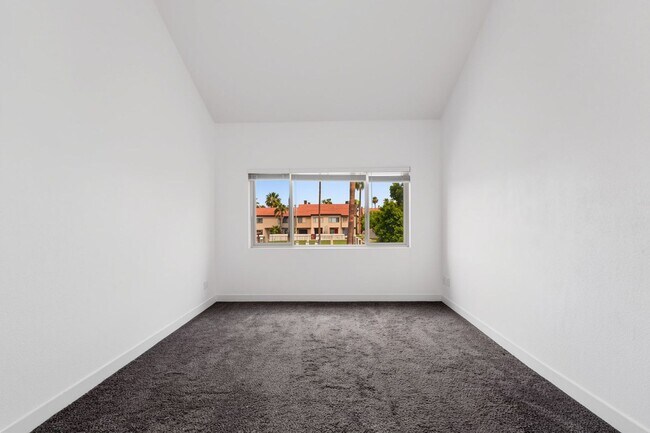 Building Photo - Stylish Dobson Glen Townhome | Updated Kitchen, Loft & Pool Access