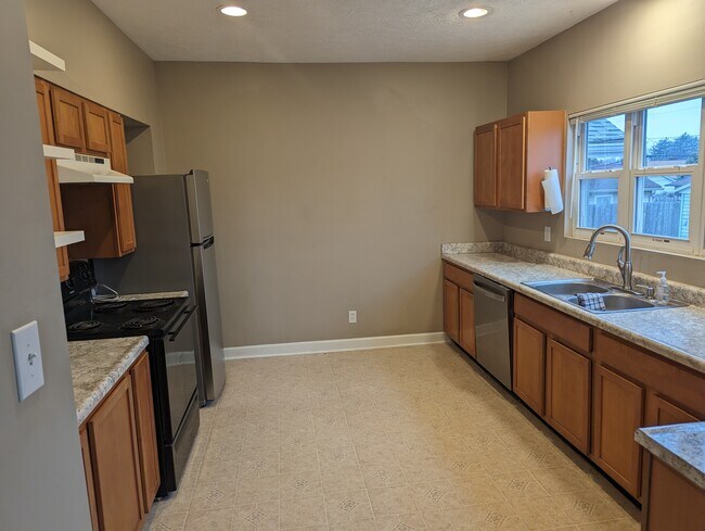 Large kitchen. - 1042 Cameron St