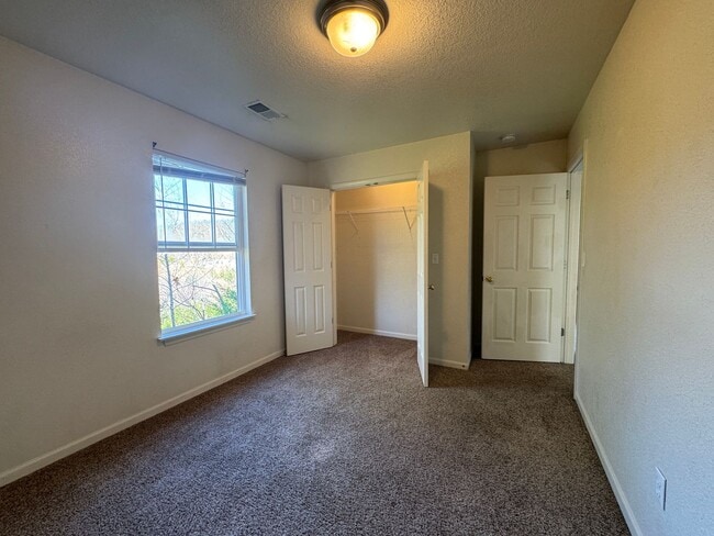 Building Photo - 3 Bed 2 Bath Duplex To Include Single Car ...