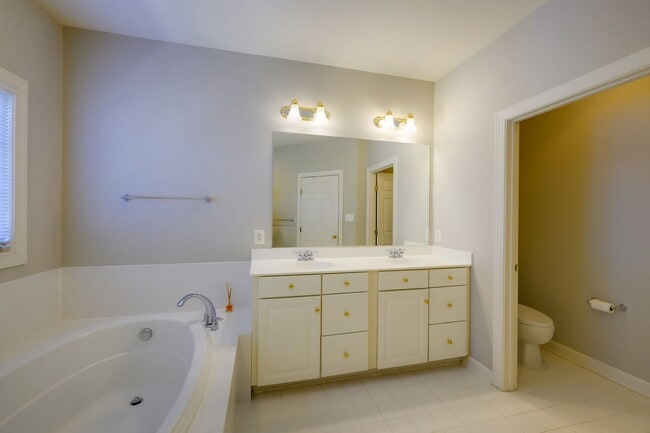 Building Photo - Luxury Living in the Villages of Urbana