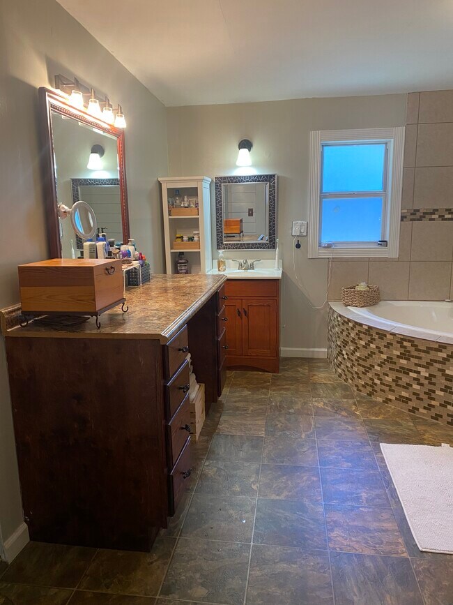Primary bedroom en-suite - 5628 Clearview Hills Dr
