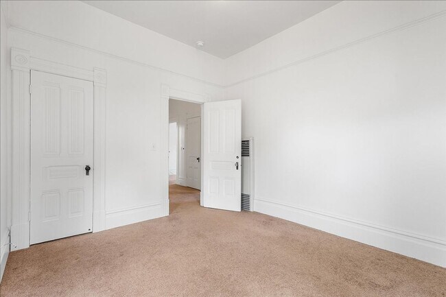 Building Photo - 1228 Park Ave E