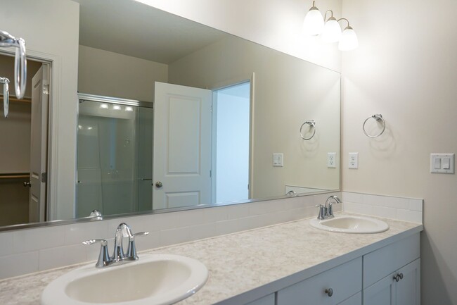 Building Photo - Charming and Exceptionally Clean, 3 Bedroom