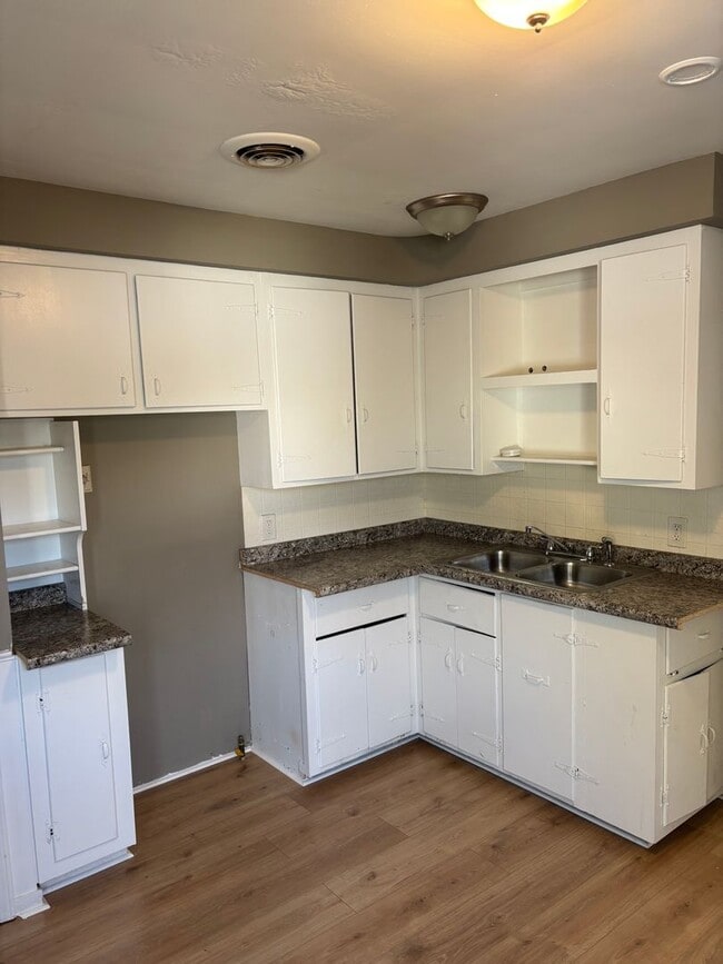 Building Photo - Maple Heights Single Home