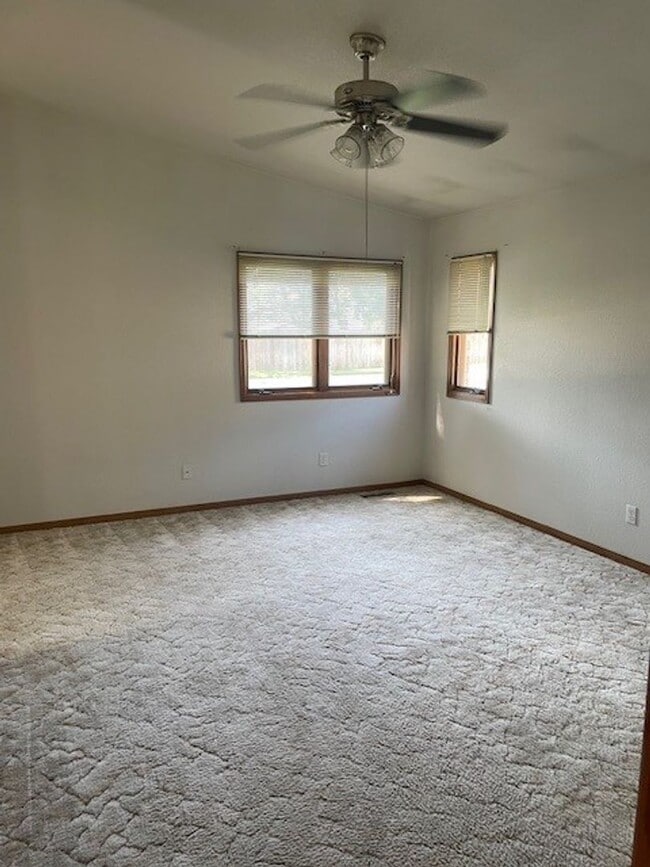 Building Photo - Spacious 3 Bed 3 Bath Townhome with Finished Basement & 2-Car Garage