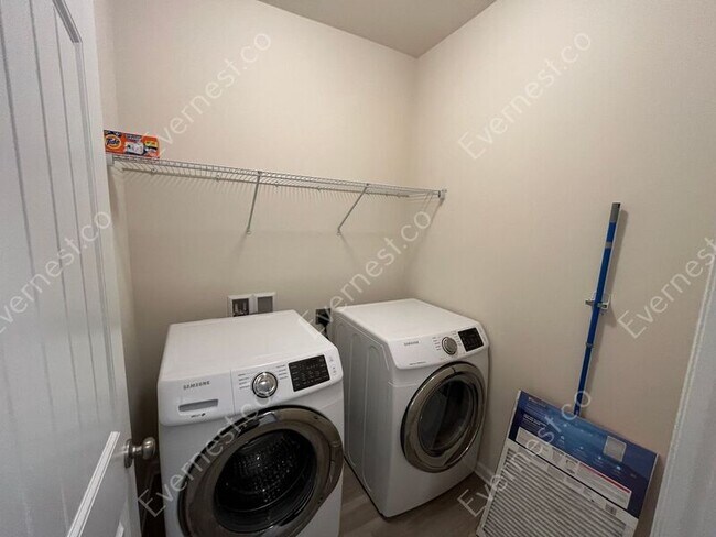 Building Photo - 136 Fernhill Dr NW