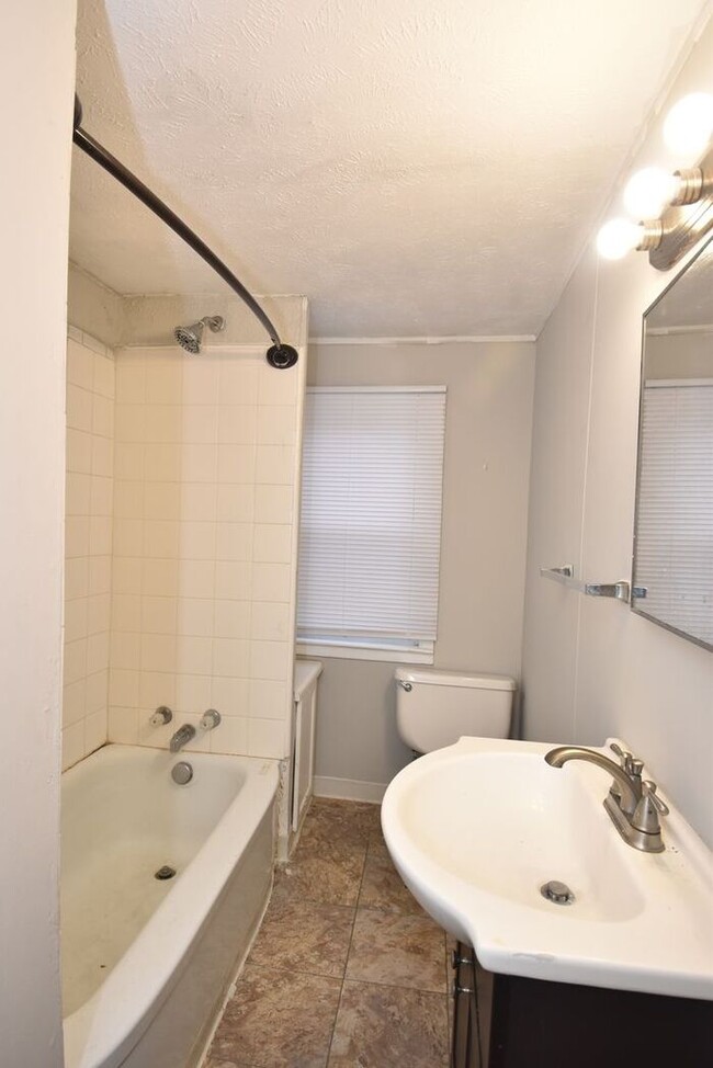 Building Photo - One bedroom apartment in River Park with U...