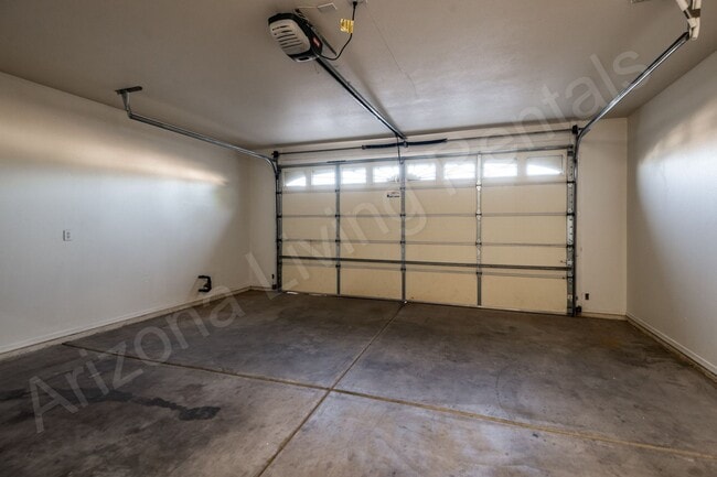Building Photo - GORGEOUS 4 BEDROOM HOME