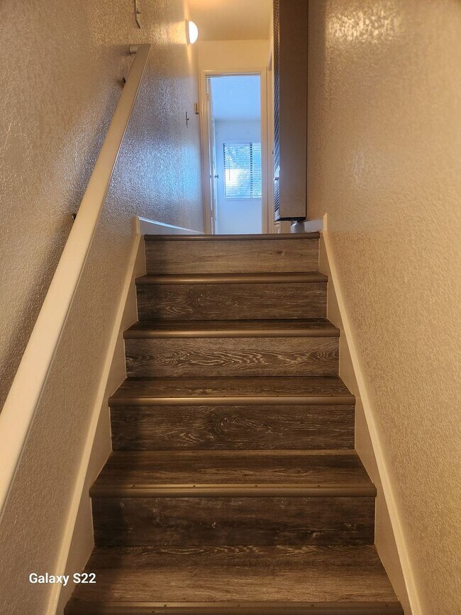 Building Photo - Beautiful two story condo in a well maintained complex, and close to everything!!