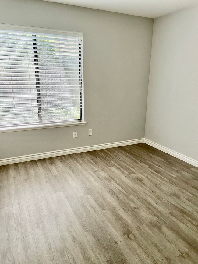 Building Photo - Sparkling Clean