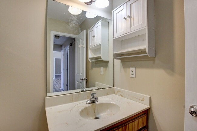 Building Photo - Cozy 3 bd 2 bath in the heart of Clarksville.  Fresh paint and Flooring!