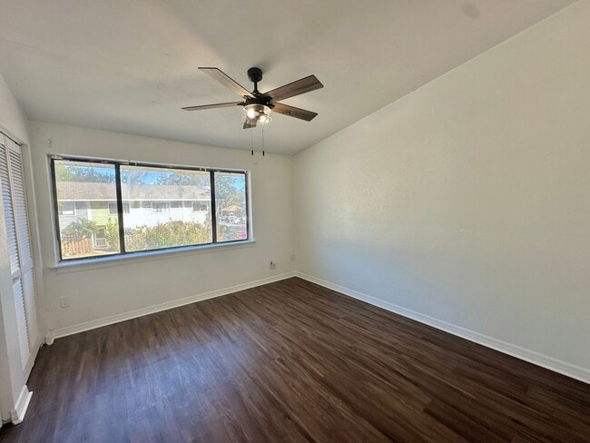 Building Photo - Spacious 2BR/2.5BA Townhome in Mill Run