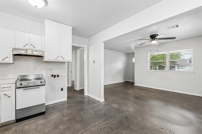 Building Photo - 528 N Beard Ave