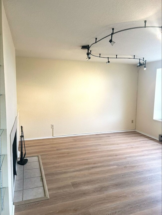 Building Photo - 2 Bedroom 1.5 Bath Condo Renton - 1 Carpor...