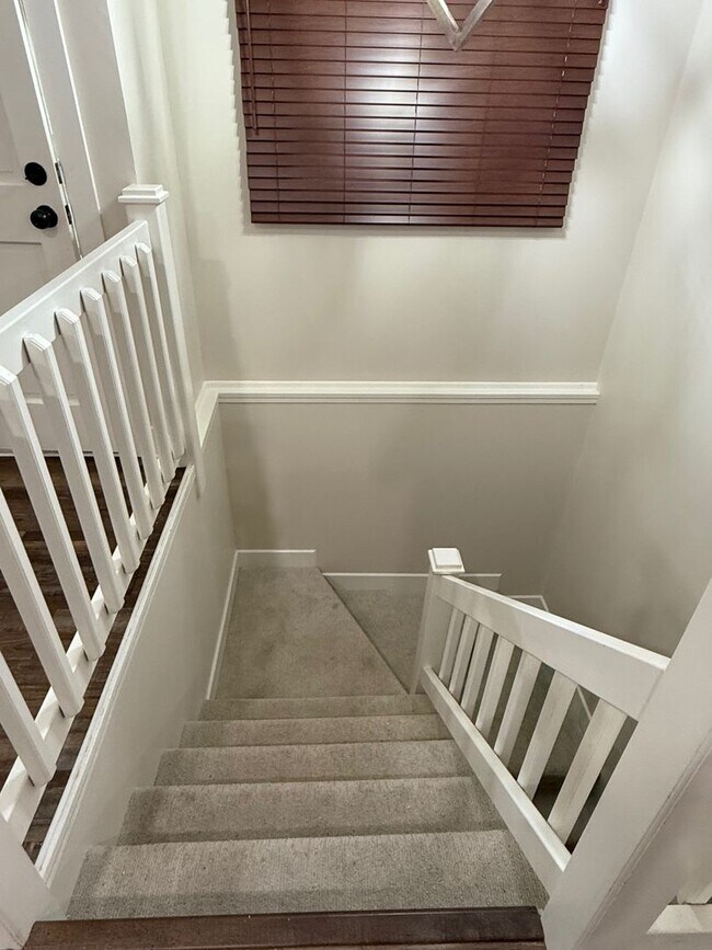 Building Photo - Spacious 3 Bedroom, 2 Bath - Your Derby Ho...