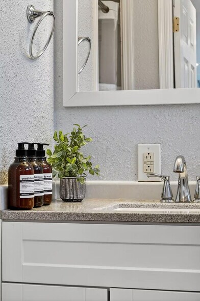 Building Photo - 768 Lakechime Dr