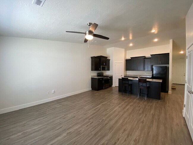 Building Photo - SPACIOUS HOME FOR RENT!