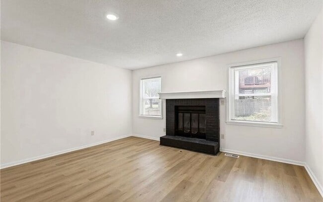 Building Photo - 602 SE Brentwood Dr