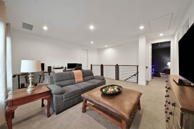 Building Photo - 1015 Oak Briar Ln