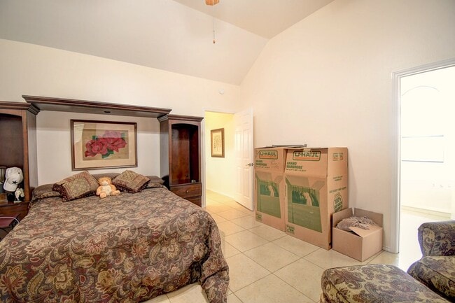 Building Photo - 719 Oak Hollow Dr