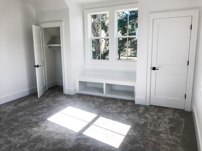 Building Photo - 764 E 2nd St