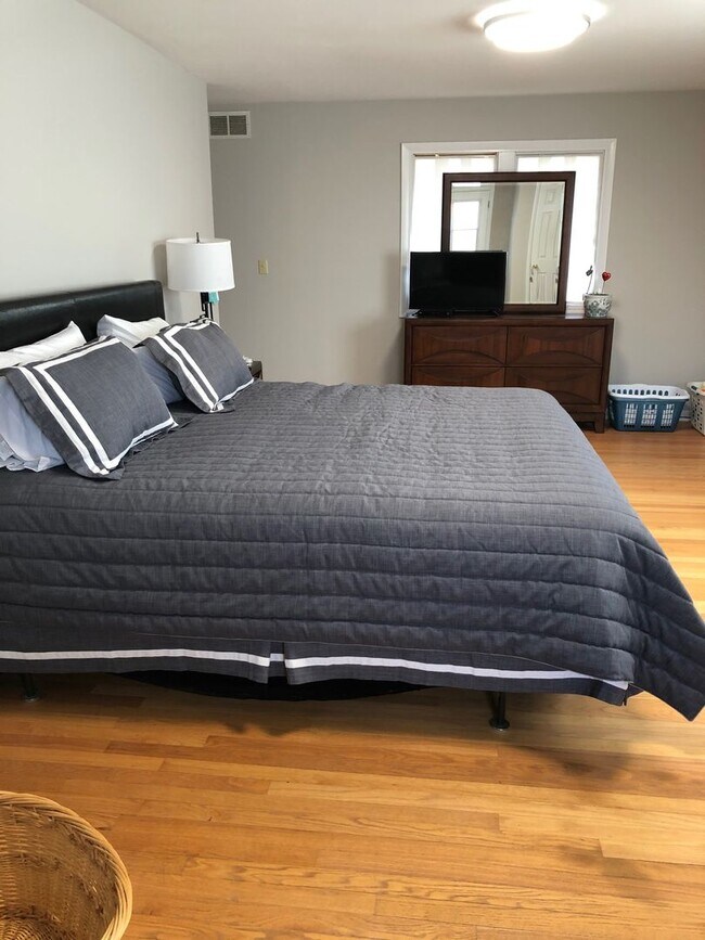 Building Photo - Charming 5 BD/3 BA down the street from Kelley and Luddy!