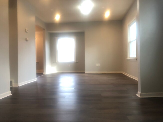 Building Photo - CLE 3 bed, 1 bath Single Family Home- Comi...