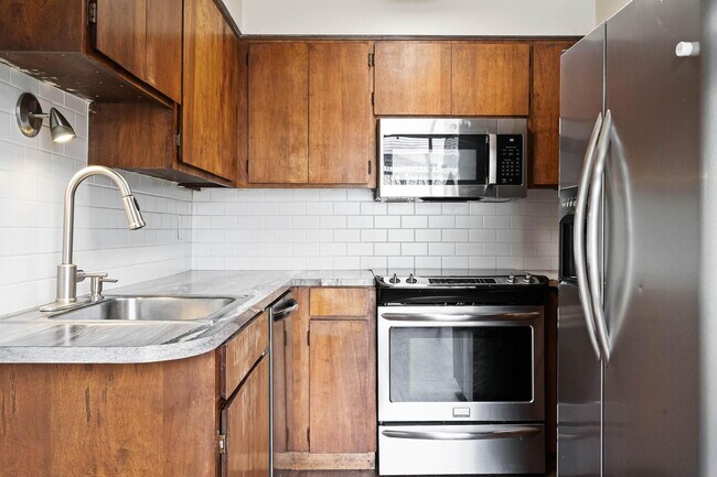 Building Photo - Clean, spacious 2-bdrm/1.5-bath unit in Milwaukie. Private patio, quiet location, designated parking