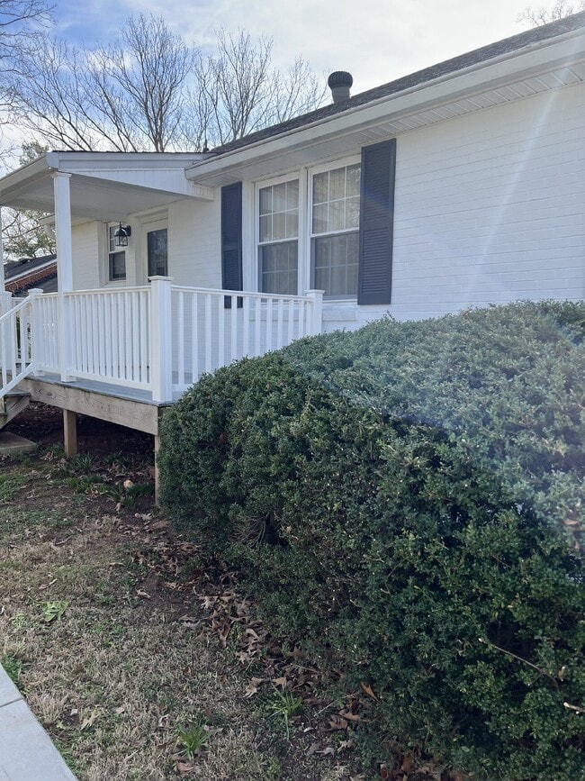 Building Photo - 3 Bdrm / 2 Bath House on a Corner Lot. Clo...