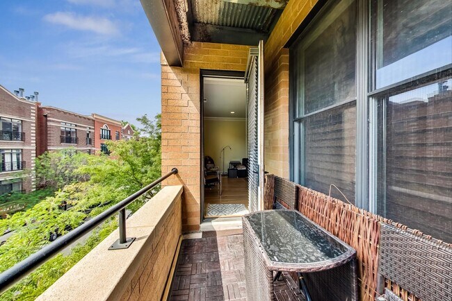 Building Photo - 2040 W Belmont Ave