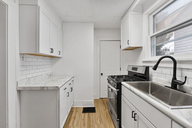 Building Photo - NEW UPDATED 2 BEDROOM HOME!