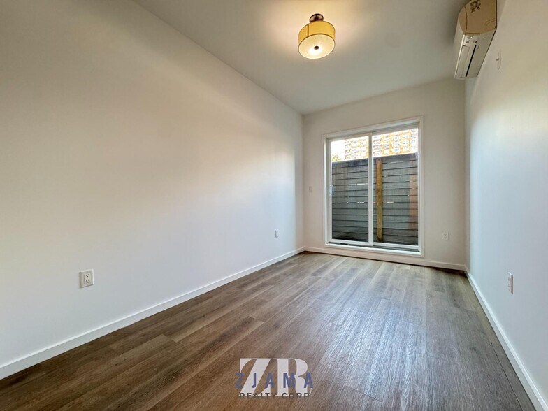 Building Photo - 979 E 34th St