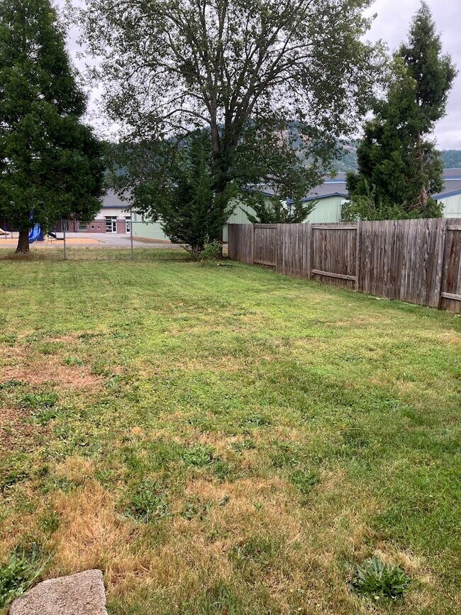 Building Photo - 1581 Cloverlawn Dr