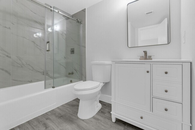 Building Photo - 200 Jacaranda Country Club Dr