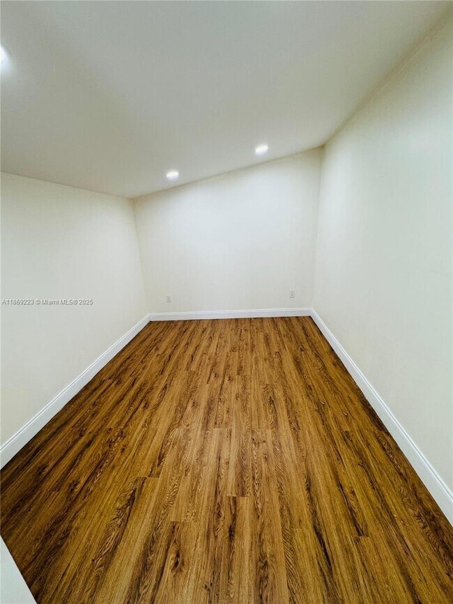 Building Photo - 3 bedroom in Hollywood FL 33021