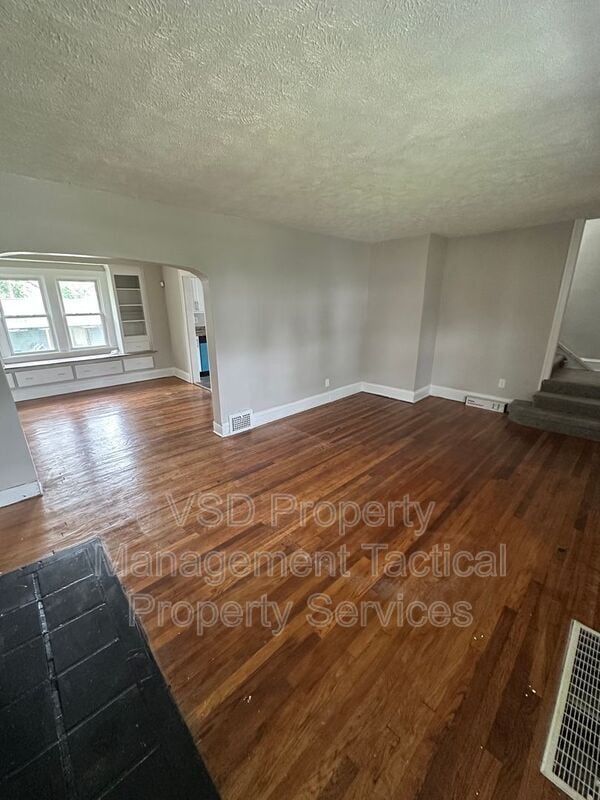 Building Photo - 13827 S Parkway Dr