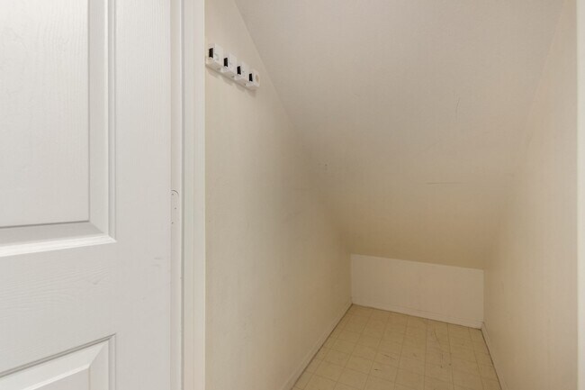 Building Photo - 4 Bedroom 2.5 Bath w/3 Car Garage in Super...