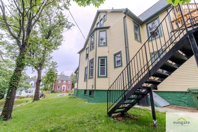 Building Photo - 2900 E Strathmore Ave