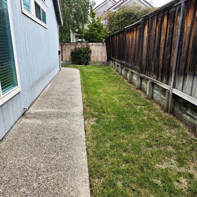 Building Photo - Clayton Single Story 3bd/2ba - Bright open living w/new flooring