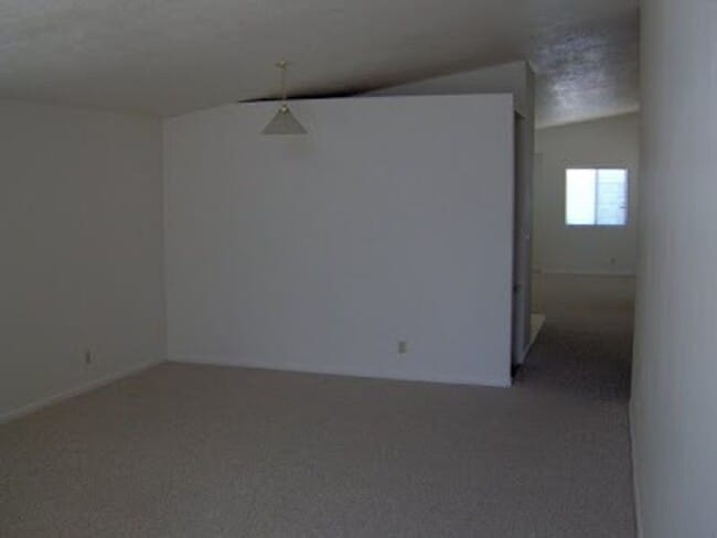 Building Photo - 3 Bedroom, 2 Bathroom Home on Truman Drive