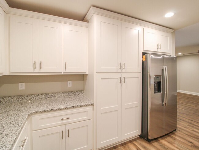 Building Photo - Nice Townhome in Athens City! $250 Amenity...