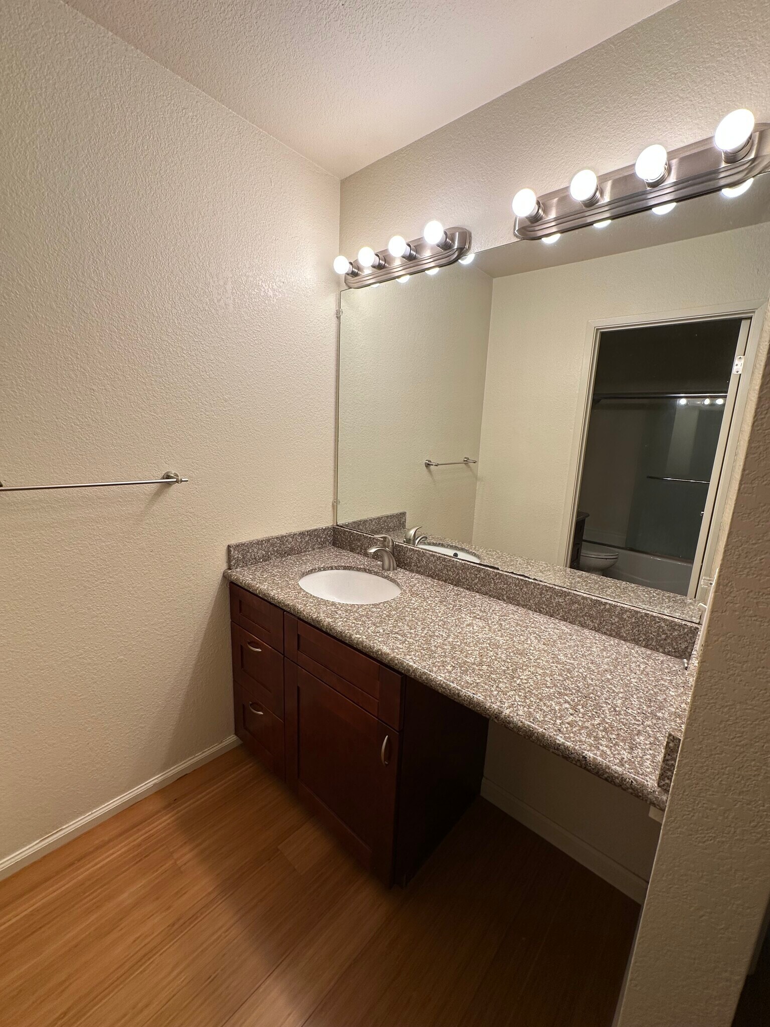 Master bathroom - additional vanity - 137 Temescal Cir